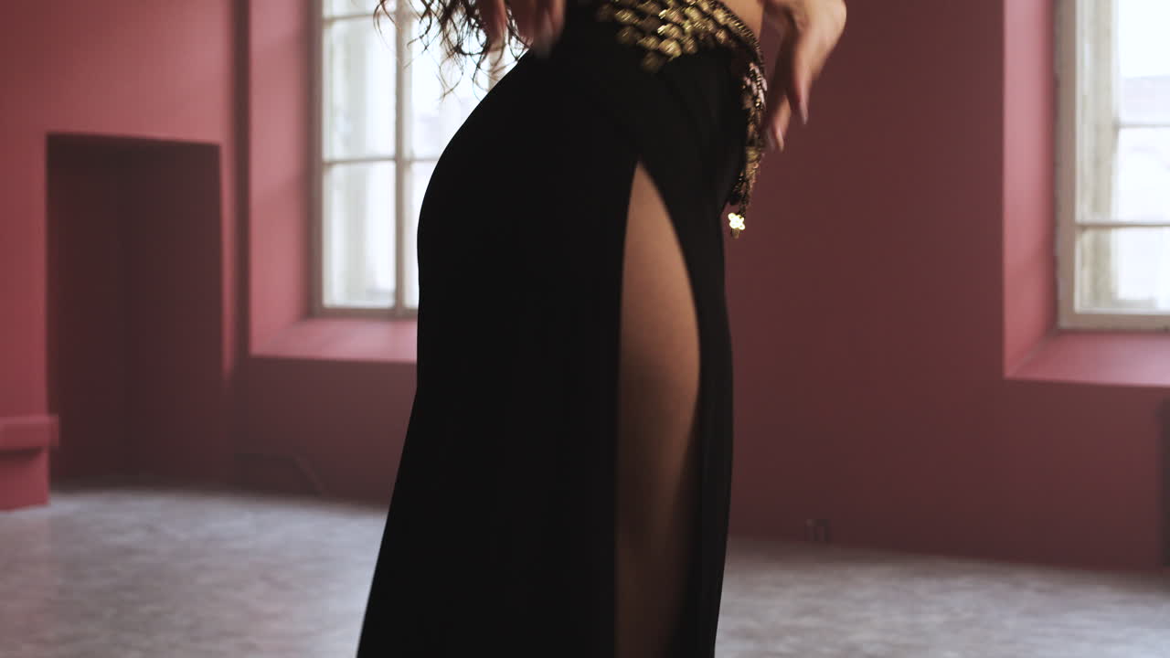 una mujer joven bailando en un aula.