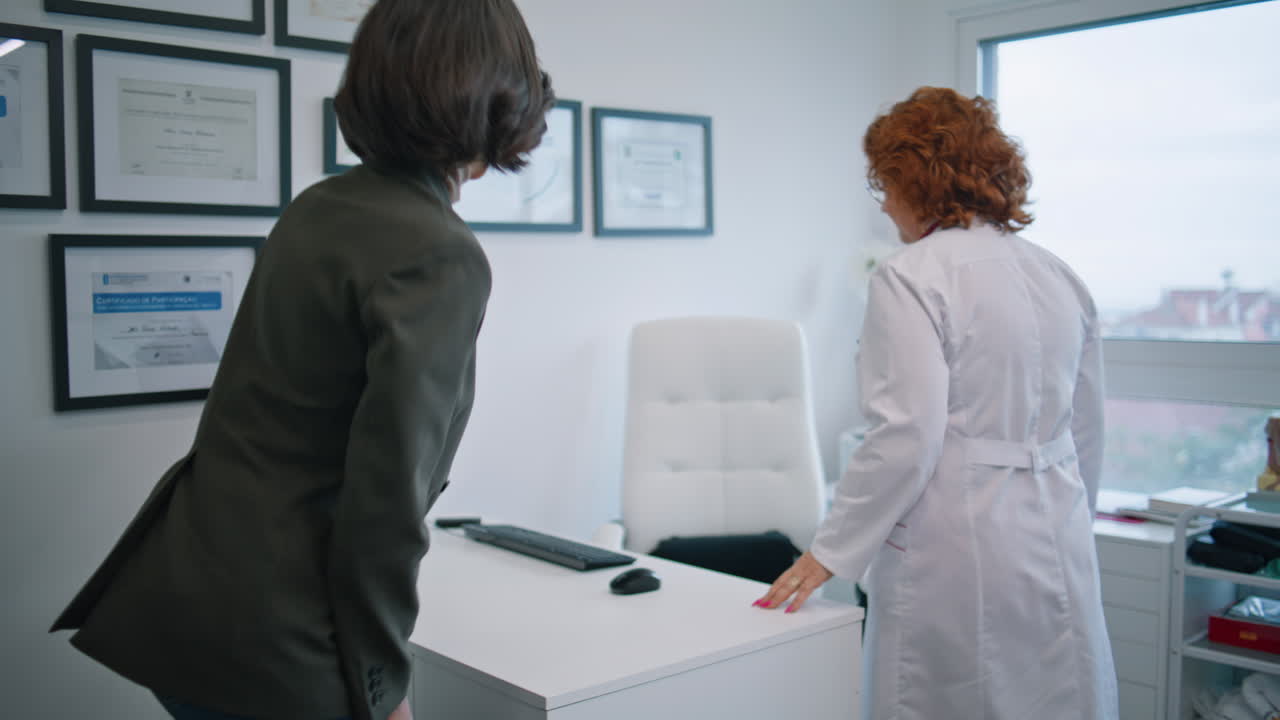 Close-up de um médico sorrindo e recepcionando um paciente em um consultório. Médico profissional