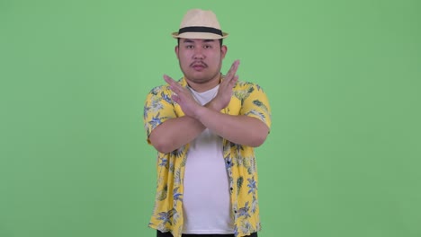 joven, guapo y gordo turista asiático