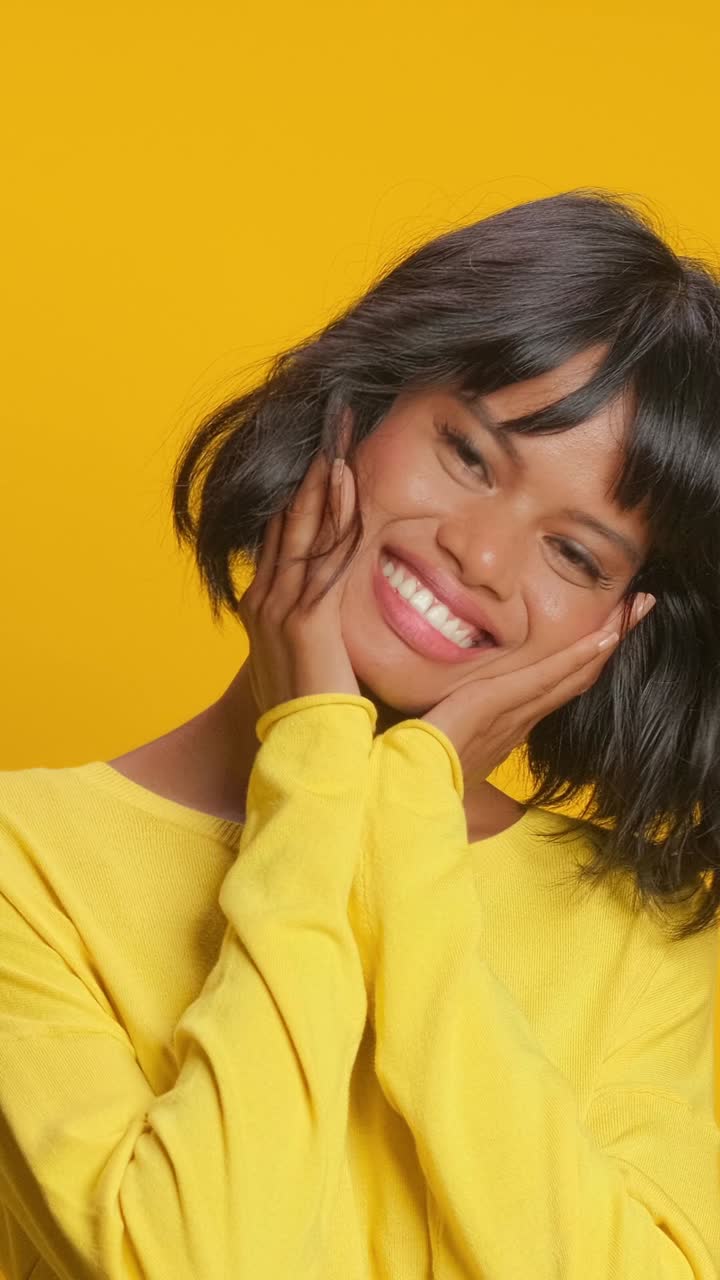 sonrisas brillantes y energía vibrante brillan en momentos alegres de conexión