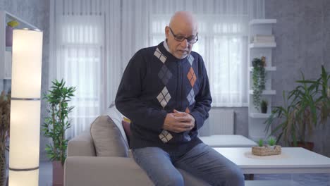 el anciano está solo en casa y es infeliz y triste.