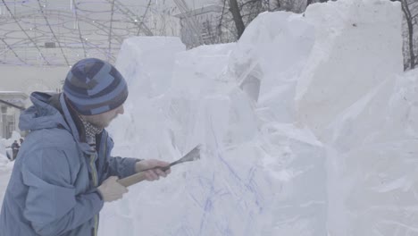 escultor de hielo tallando una gran escultura de hielo