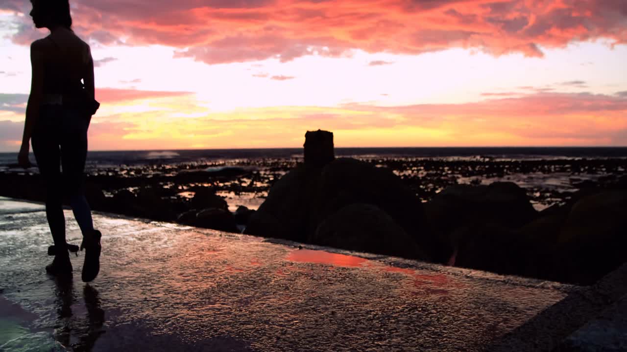 해변 4k에서 산책하는 여자