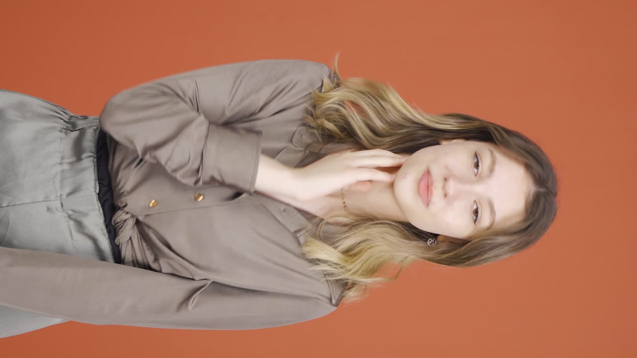 매력적인 젊은 여성의 수직 비디오.