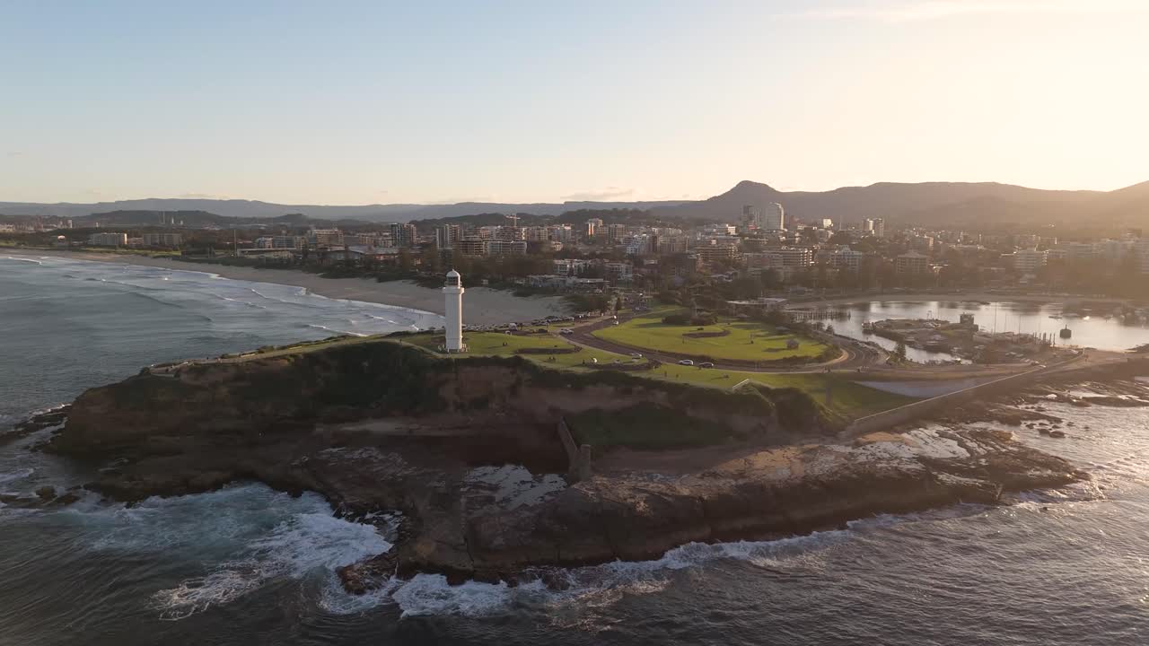 vista aérea de la costa de wollongong al amanecer, capturando el paisaje urbano y las playas circundantes bajo la suave luz de la mañana
