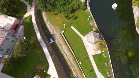 una hermosa vista del río tranquilo en la ciudad