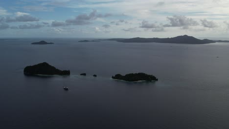 disparo a gran altitud de la hermosa calma del mar de raja ampat en indonesia
