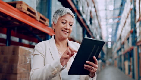 mujer de negocios comprobando el inventario en el almacén