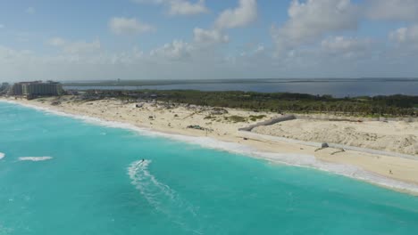 Luftaufnahme-Des-Berühmten-Strandes-Von-Playa-Delfines,-Der-Von-Touristen-In-Cancun,-Mexiko,-Besucht-Wird