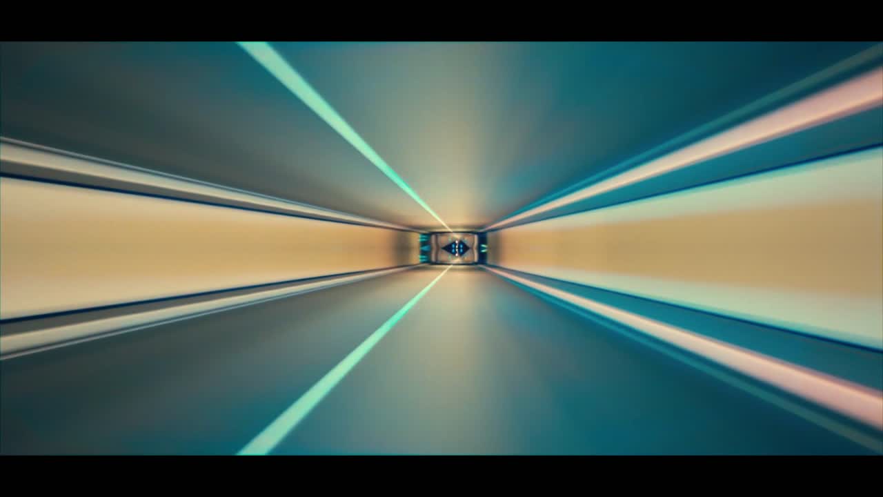 Movimento veloce attraverso un tunnel caleidoscopico astratto con scie luminose