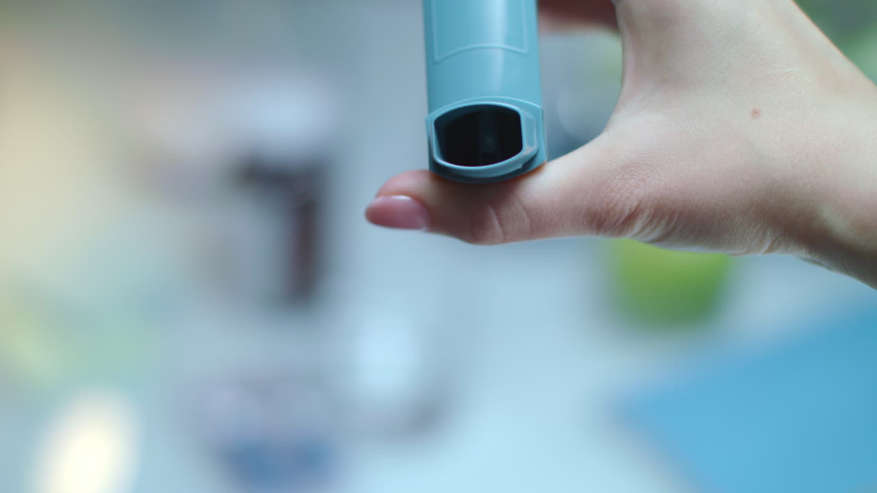 천식 흡입기. 의료 장비 천식 환자. 의학적 치료