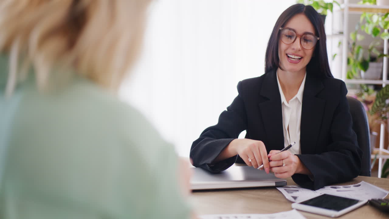 una mujer de negocios estrecha la mano con un nuevo contratista después del contrato de venta.