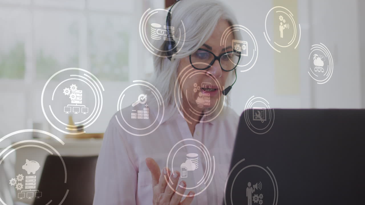 animación de iconos de los medios sobre una mujer de negocios caucásica que usa auriculares en la oficina