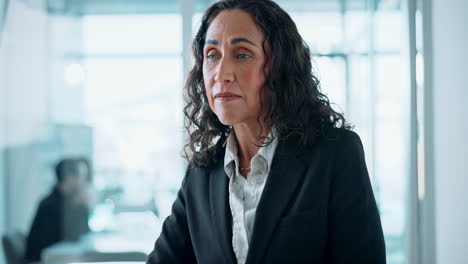 retrato de una mujer de negocios confiada