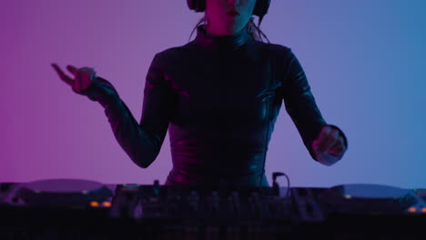 mujer djing con auriculares y tocadiscos