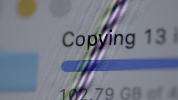 Close-up de uma barra de progresso copiando dados, com o número de GBs sendo copiados em avanço lento.