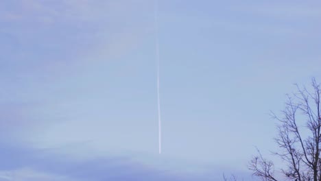 Vista-De-La-Capa-De-Chorro-Del-Avión,-Contaminación-De-Los-Aviones-En-El-Cielo,-Rastro-De-Vapor-Blanco-Durante-El-Día