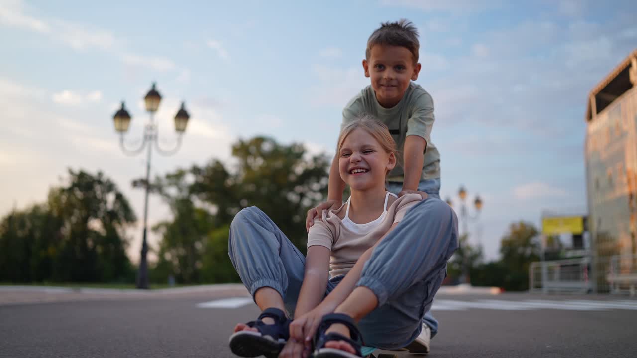 Bambini che giocano con lo skateboard nel parco