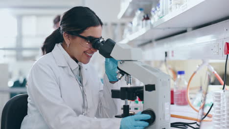 microscopio, mujer feliz y laboratorio médico