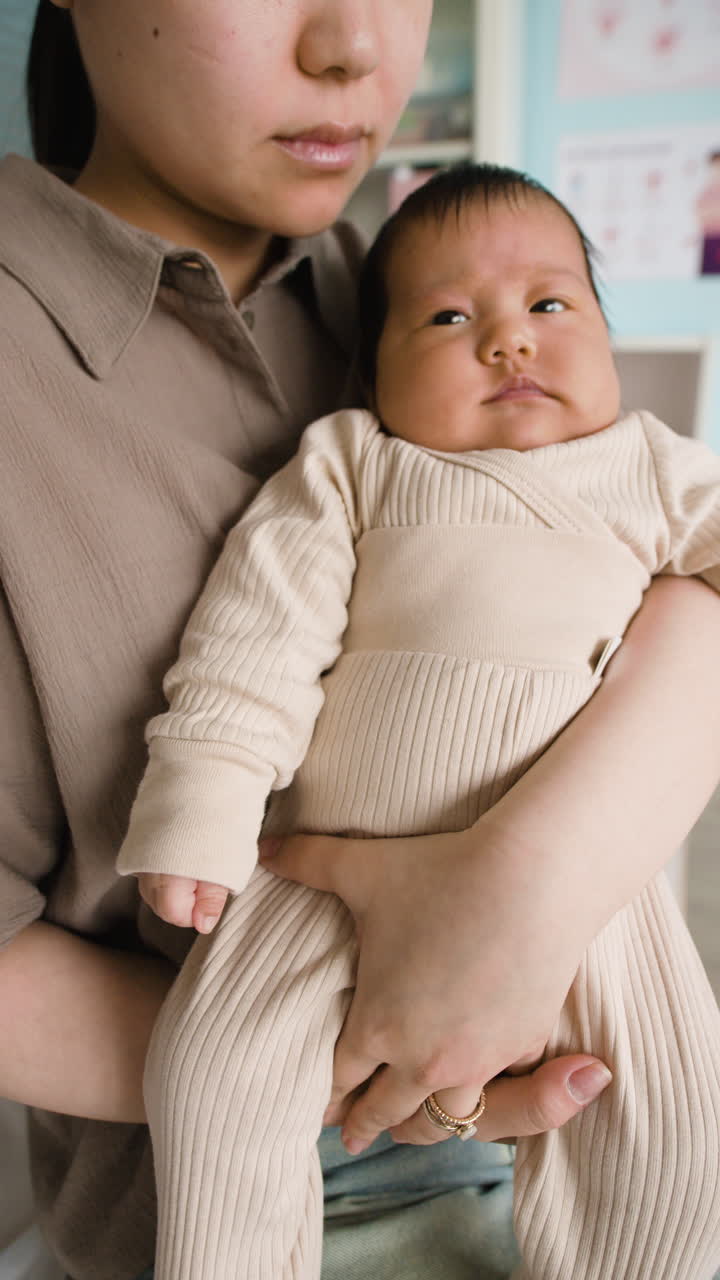 Một người mẹ đang ôm con.