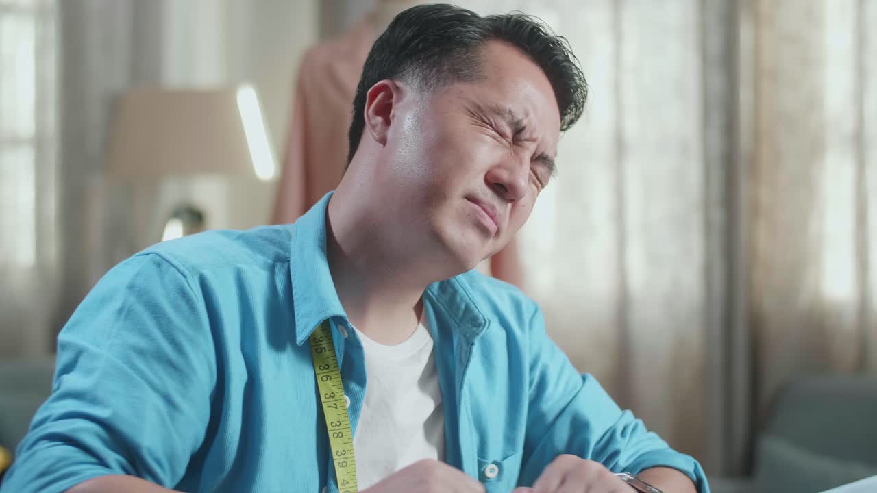 가정 의 패션 스튜디오 에서 팔 을 펴고 있는 남자