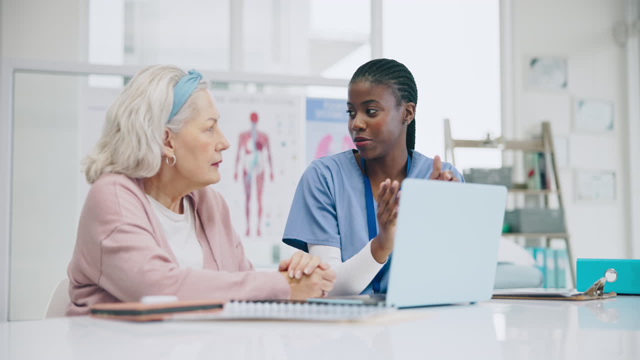 enfermera, mujer anciana y portátil en la asistencia sanitaria