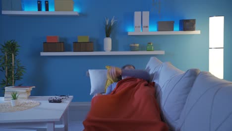 el hombre que tiene una pesadilla se despierta con miedo.
