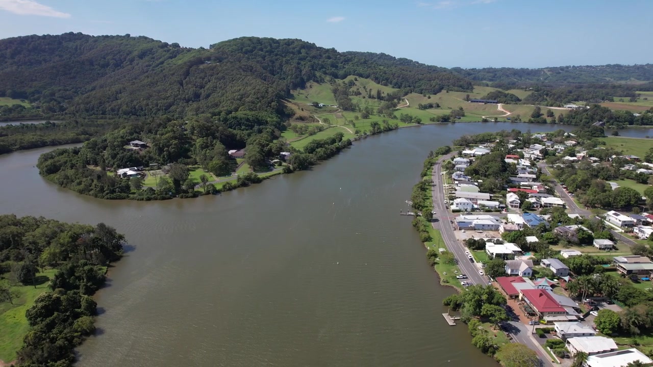 Río Tweed y suburbios de Terranora en Nueva Gales del Sur, Australia - Toma aérea con dron