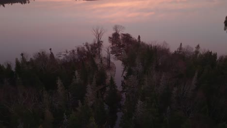 Dampf-Fließt-In-Den-Monson-Teich,-Ruhiger-Morgensonnenaufgang