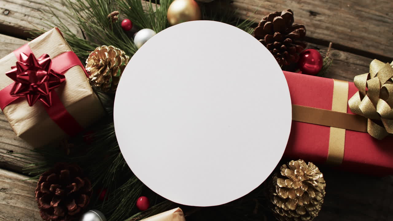video de decoraciones de navidad con etiqueta blanca y espacio de copia en fondo de madera