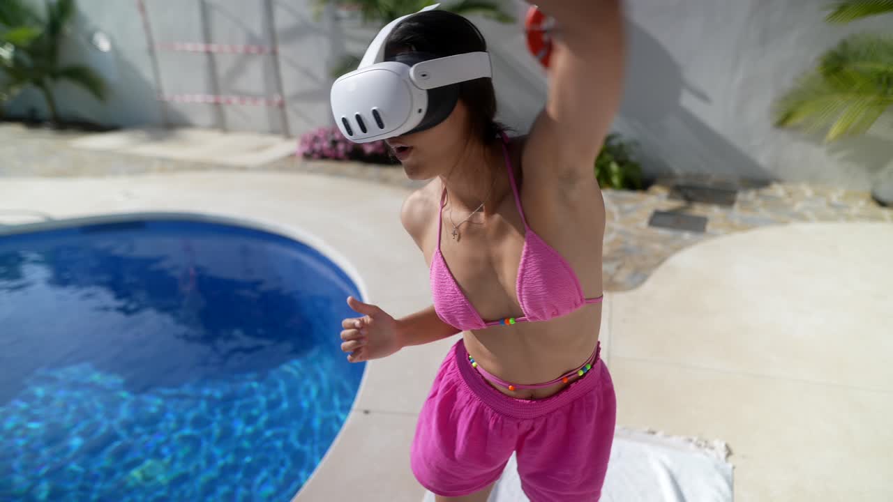 mujer en auriculares vr junto a la piscina