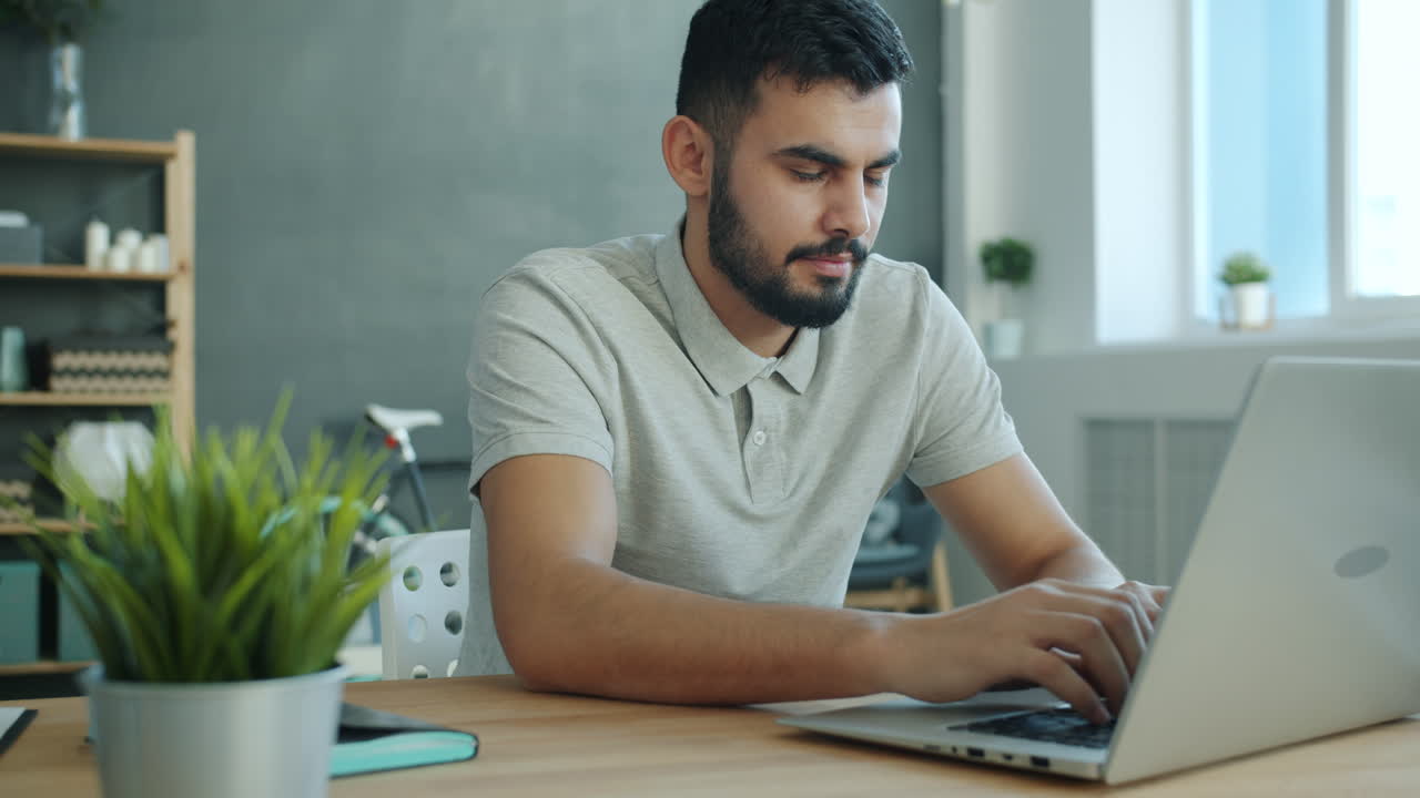 Hombre que trabaja en la computadora portátil en la oficina