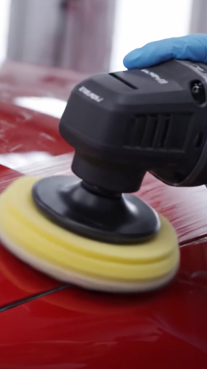 Uma Visão Detalhada do Processo de Polimento na Superfície de um Carro Vermelho, Mostrando a Transformação de Opaco para Brilhante Através de Cuidado e Atenção Profissionais