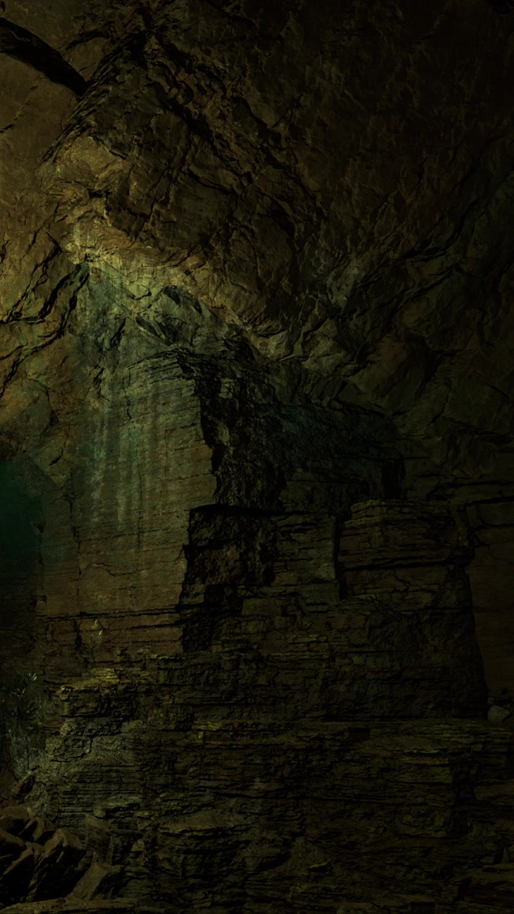 I visitatori esplorano la grotta buia con pareti rocciose e acqua che scorre