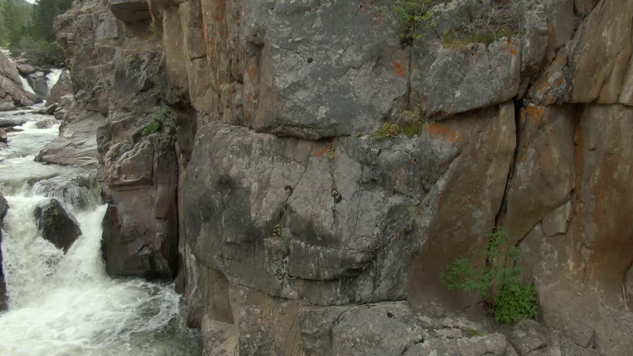 panorámica aérea desde la cascada hasta el acantilado rocoso en el cañón en colorado
