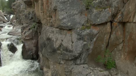 Panorámica-Aérea-Desde-La-Cascada-Hasta-El-Acantilado-Rocoso-En-El-Cañón-En-Colorado