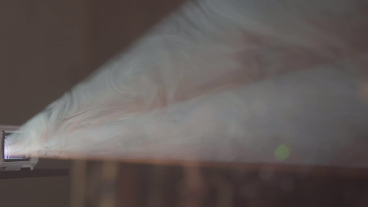 연기 로 된 프로젝터 가 어 ⁇  속 에 빛 을 비추고 있다