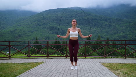 mujer saltando la cuerda en la naturaleza