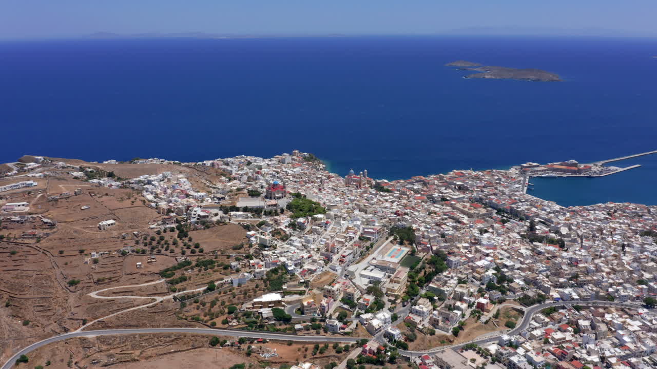 aerial: fotografía panorámica de la ciudad de ermoupoli en la isla de siros, grecia, en un día soleado