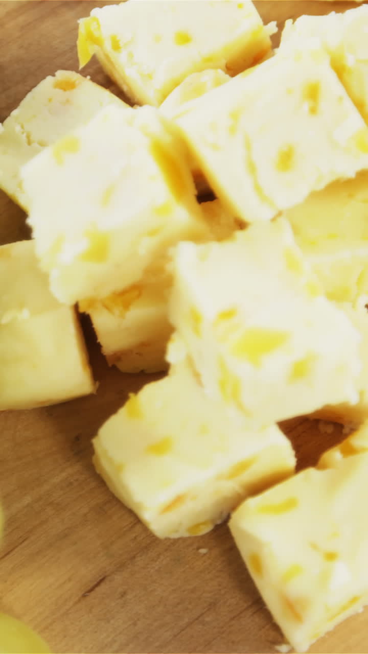 cubos de queso con uvas