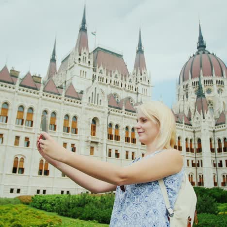 Viajar-Por-Europa:-Un-Turista-Hace-Selfie-En-El-Fondo-Del-Parlamento-Húngaro-En-Budapest.