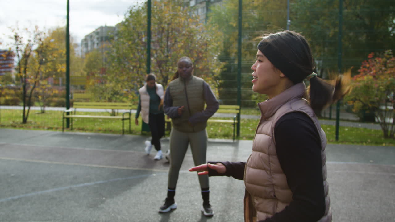 야외에서 몸을 따뜻하게 하는 여성들