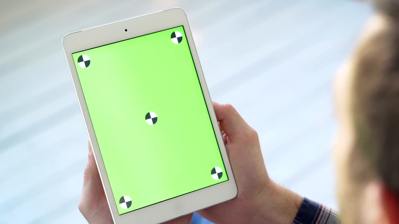 녹색 화면으로 태블릿 pc를 사용하는 것