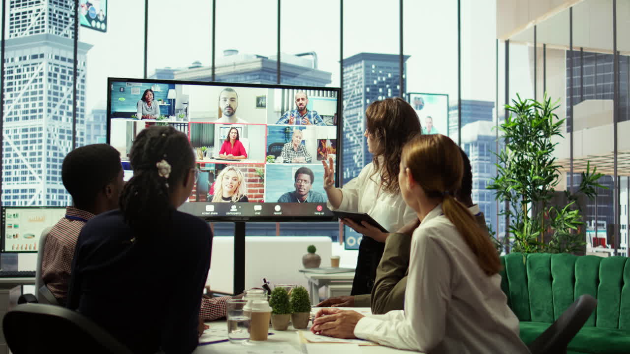 이사회에서 비즈니스 팀이 투자자 그룹과 비디오 통화 회의에 참석합니다.