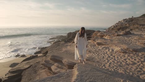 Novia-Romántica-Caminando-Por-La-Playa-De-Arena