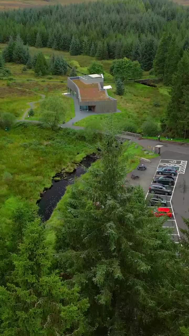 60 FPS luftoptagelse i fugleperspektiv af OM Dark Sky Park og Observatory i County Omagh, Nordirland. Produceret i 1080x1920 med broadcast-klar Rec709-farve