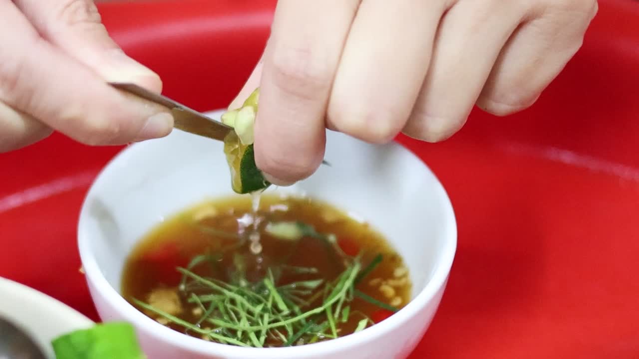 손 은 작은 그 을 장식 하고 향신료 를 넣고 있다