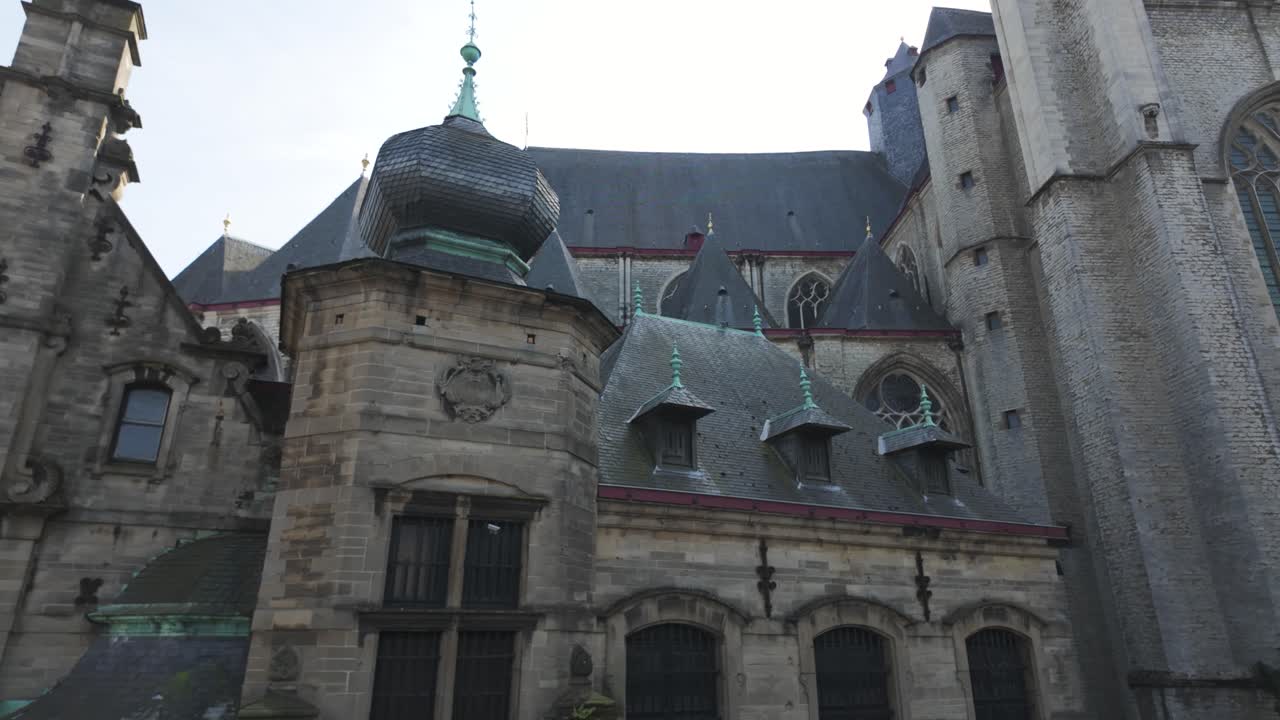 벨기에 겐트 에 있는 고 양식 의 교회 외관, 장식 된 건축물 과 첨탑 을 특징 으로 하고 있다