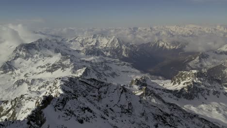 Disparo-De-Un-Dron-Que-Captura-La-Vista-De-Val-D&#39;ayas-Desde-La-Cresta-Del-Rifugio-Quintino-Sella-Después-De-Una-Tormenta-De-Nieve-Primaveral