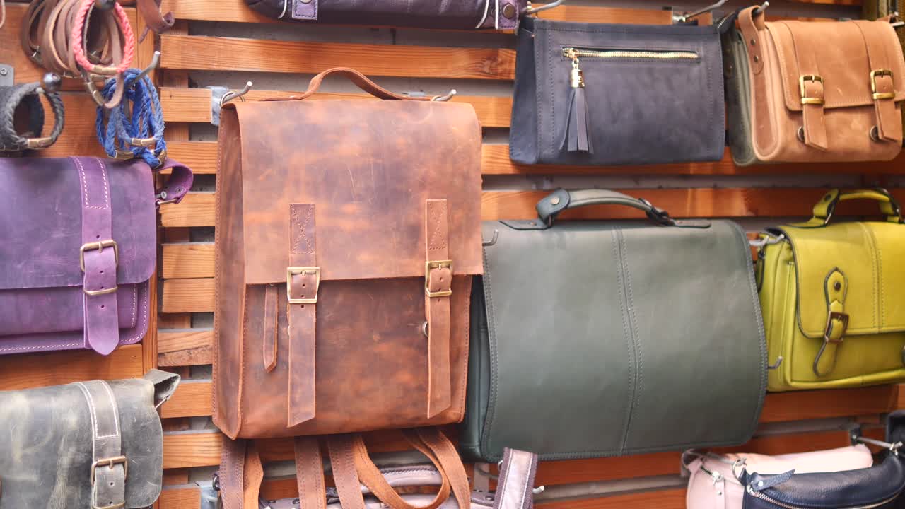 Eine Auswahl an Ledertaschen zum Verkauf